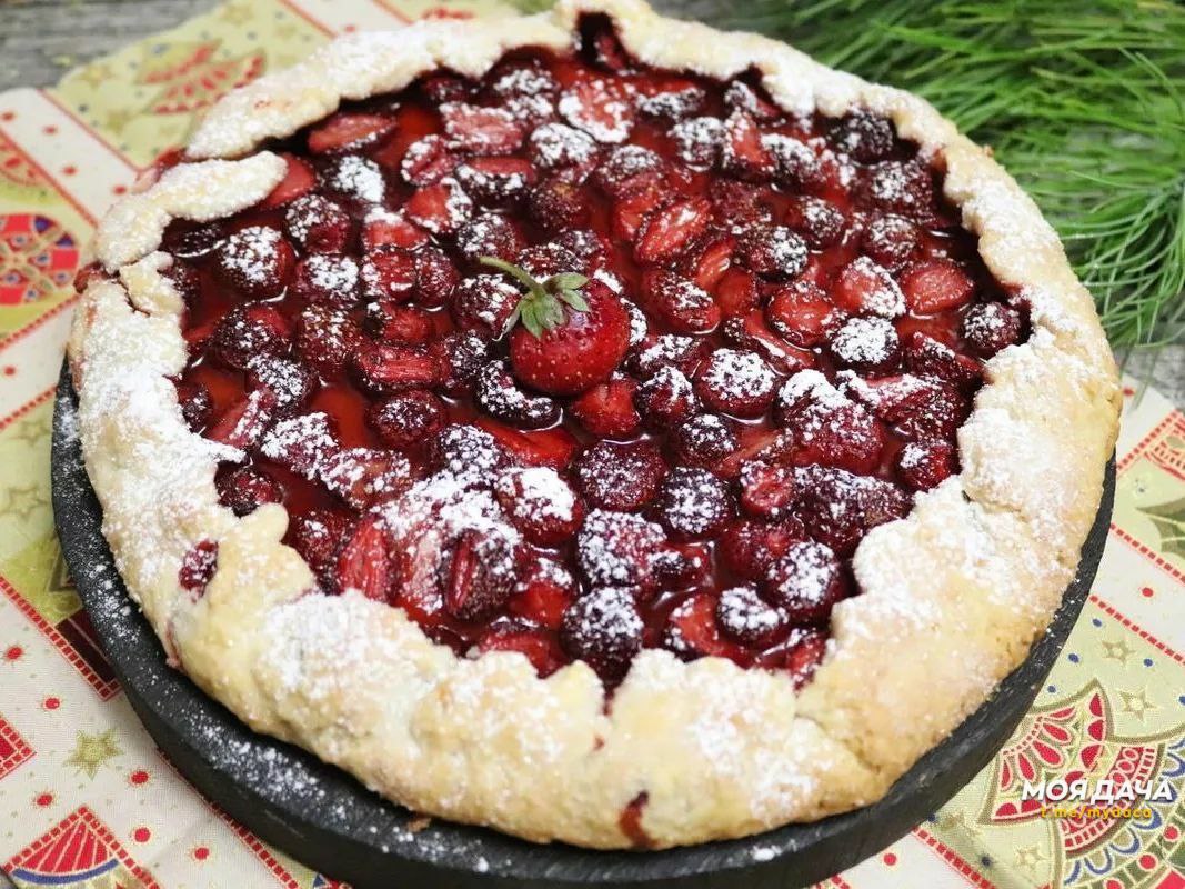Сахарная галета с клубникой 🍓Рецепт совсем не сложный, а удовольствия будет море и вам, и детям!